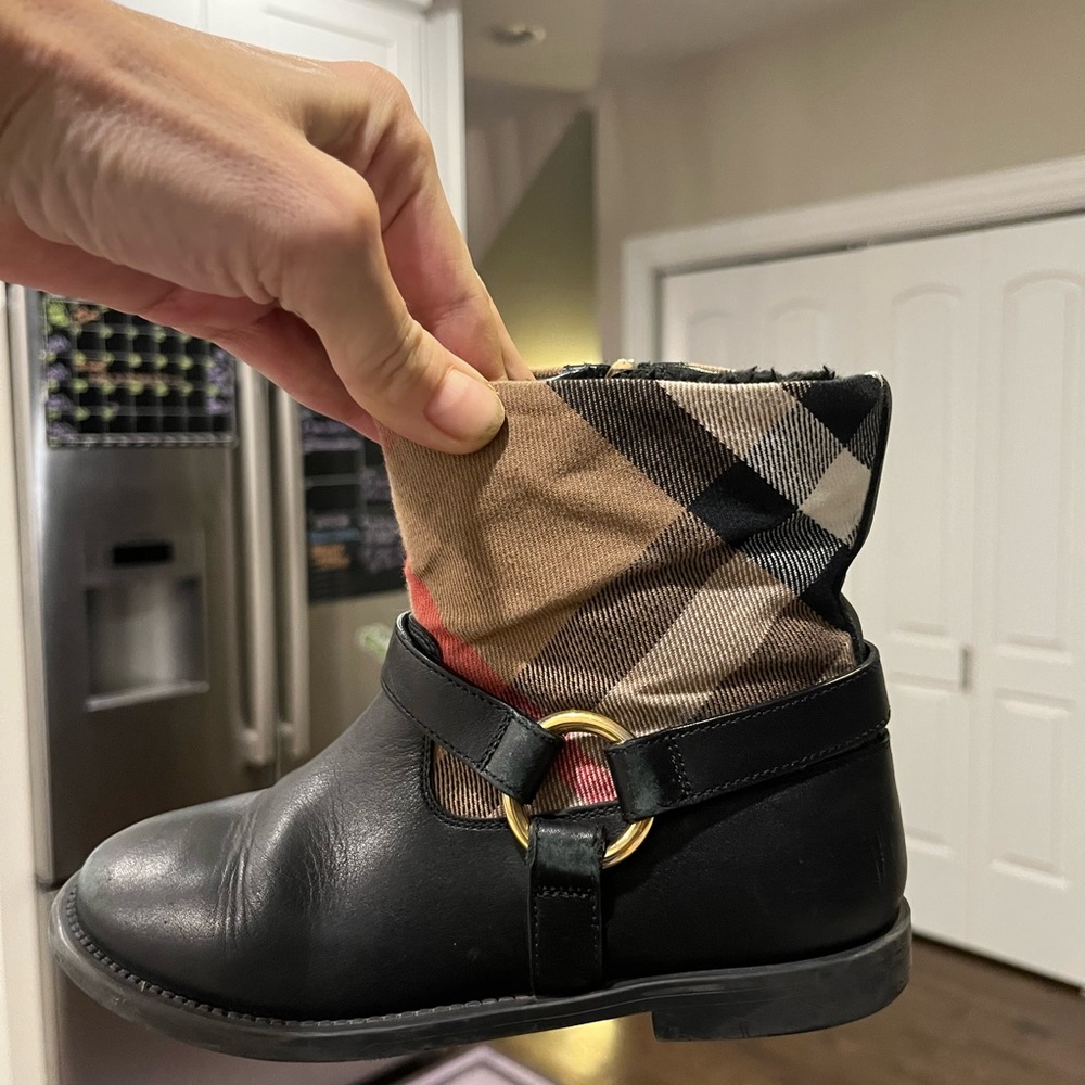 Really cute Burberry Children’s size 31 boots. - Picture 5 of 6